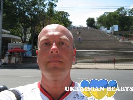 спокійний, відвертий, інколи скромний, без шкідливих звичок