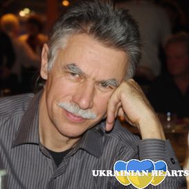 В данный момент усы сбрил...